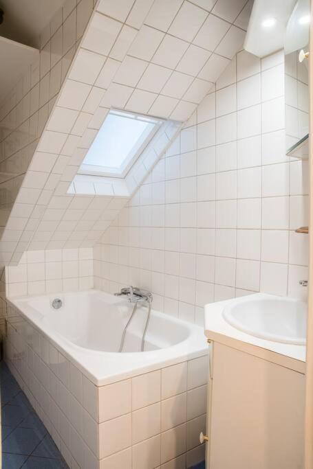 Spacious Studio In Paris Hyper Center - Smart Tv & Wifi - 4P ภายนอก รูปภาพ
